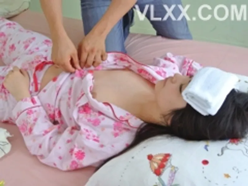Anh ruột "chăm sóc" bạn gái đang bệnh